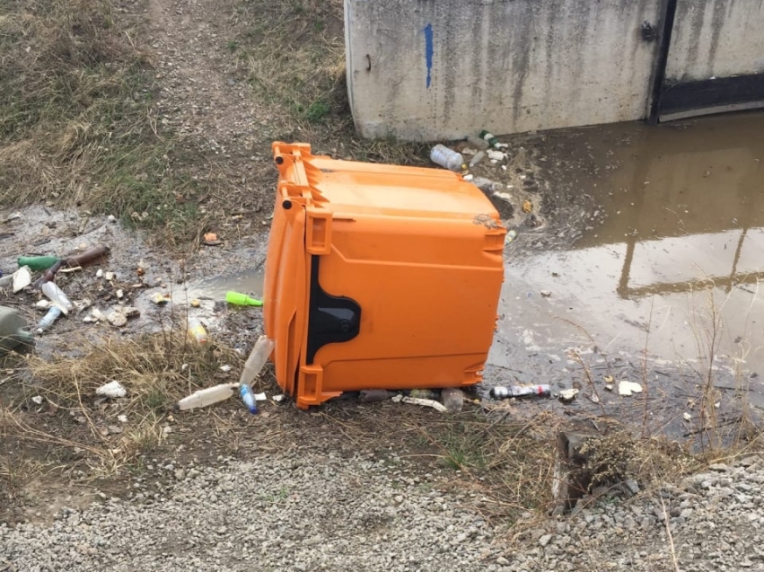 ​Злоумышленники бросили оранжевый контейнер у реки в Чите